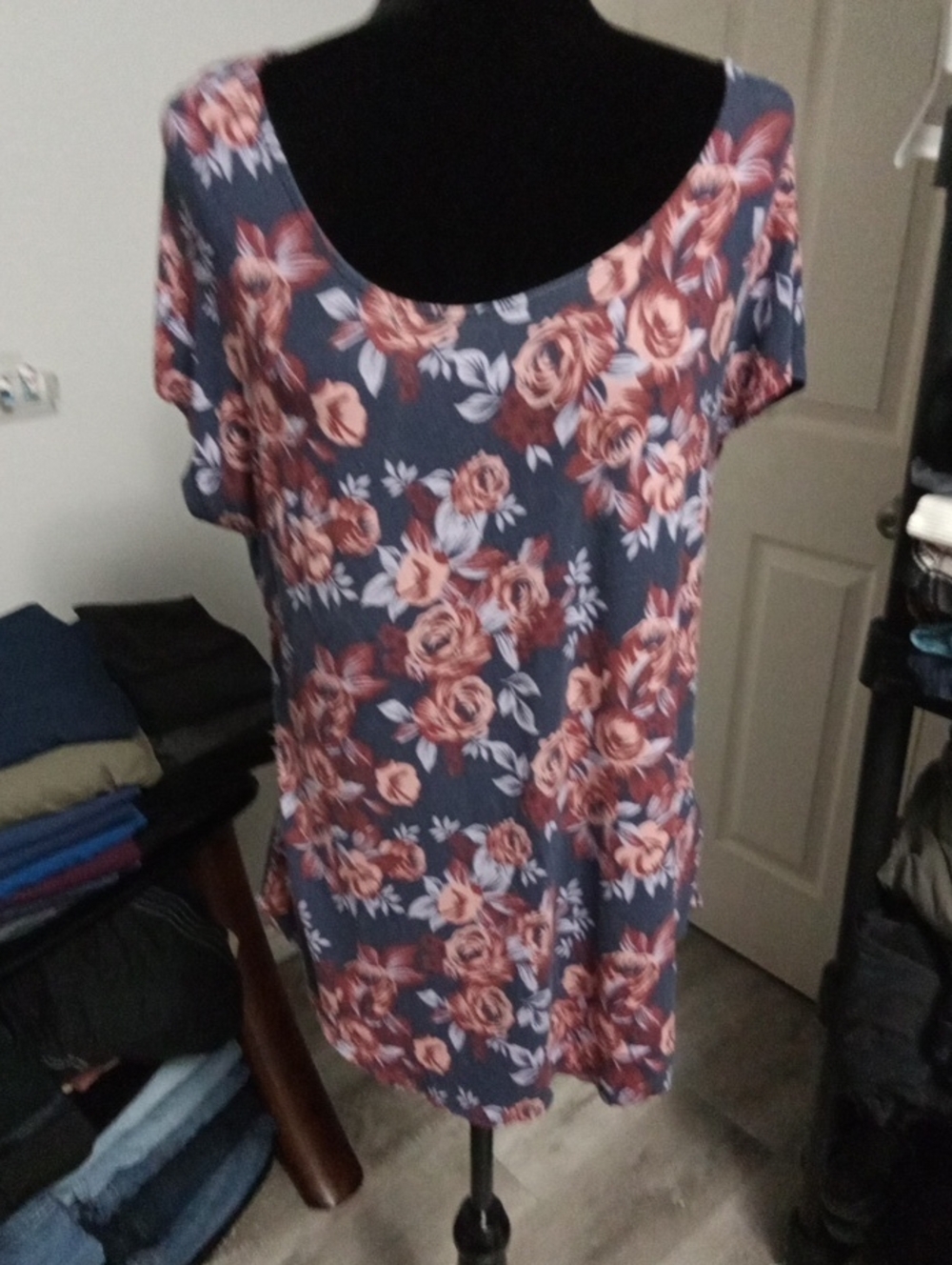 5/$20**Kismit Large Blue With Red Floral Sleevless Tunic Top
